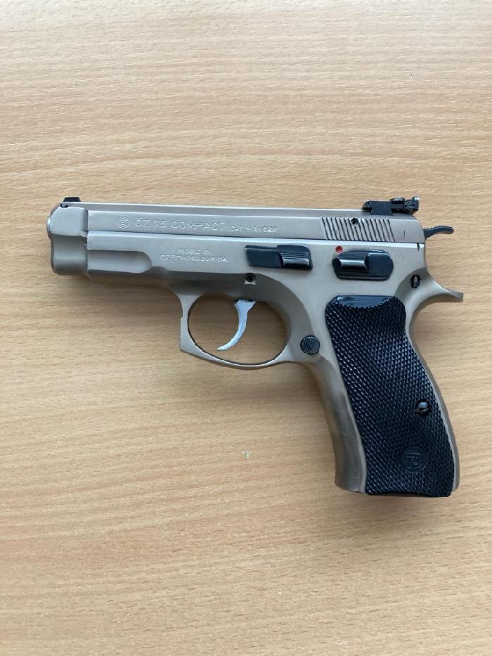 Samonabíjecí pistole CZ 75 Compact