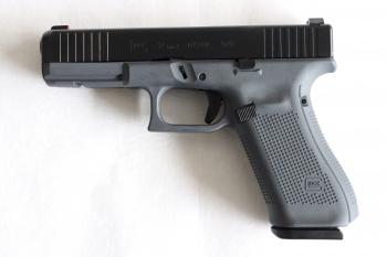 Glock 17 Gen5 Cerakote Sniper Grey frame, Night Fision sights