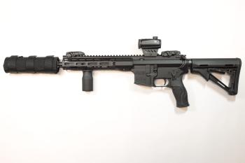 DPMS A-15 s adaptérem Aero Precision M4E1 a tlumičem