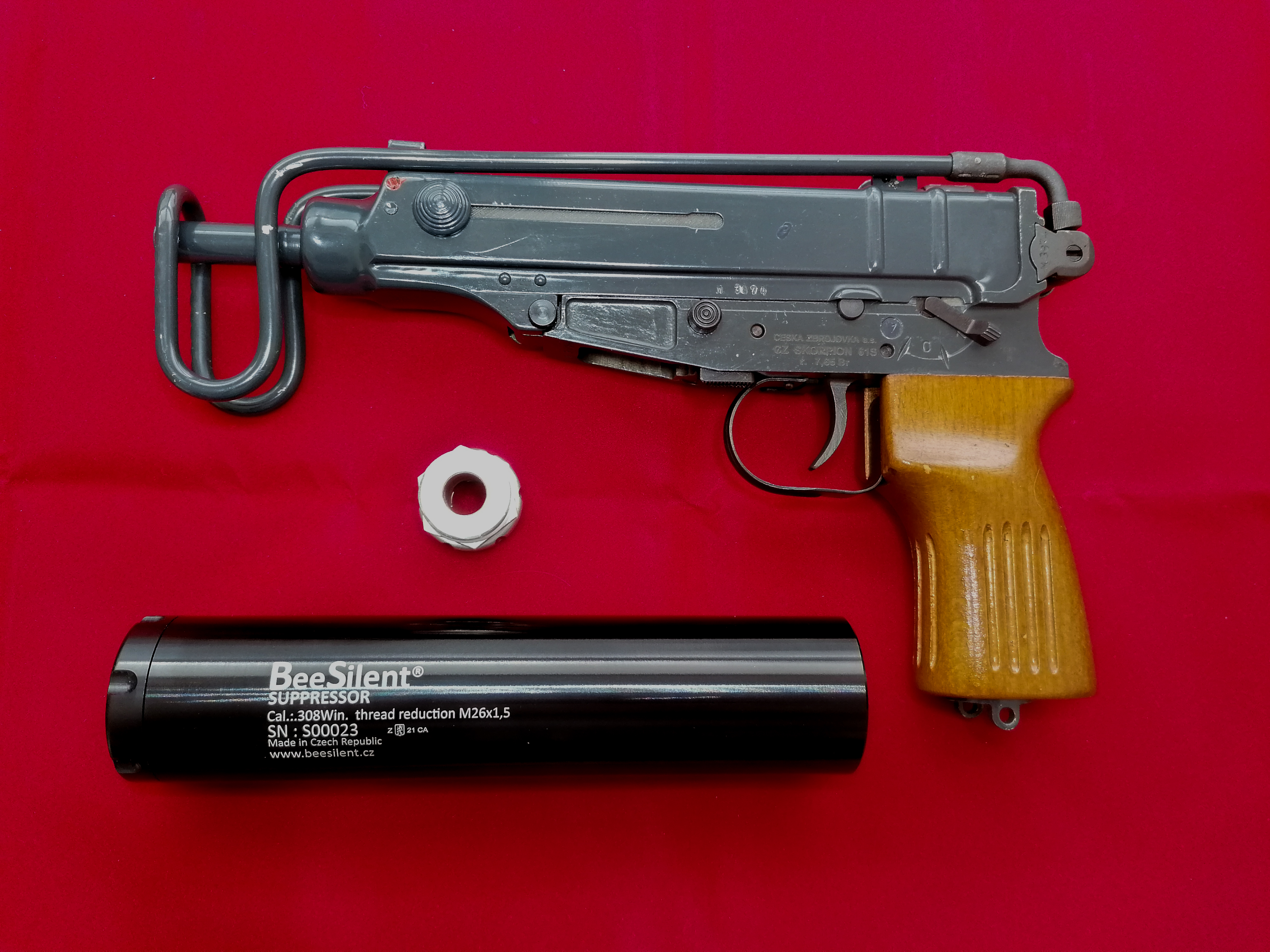 CZ SKORPION s tlumičem a sklíčidlem CZ SKORPION s tlumičem a sklíčidlem